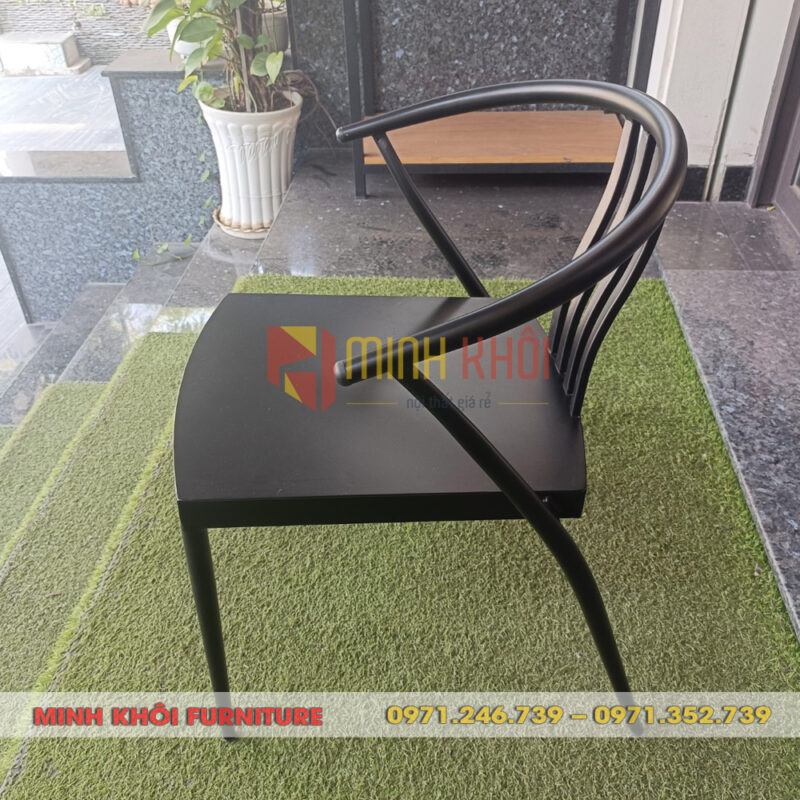 Ghế sắt Wishbone 17 Ghế Wishbone - Giải pháp tối ưu cho không gian cafe ngoài trời