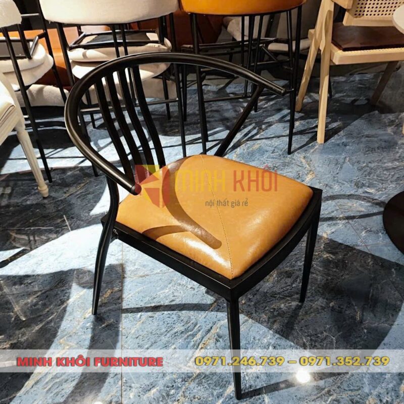 Ghế sắt Wishbone 18 Ghế sắt Wishbone – Giải pháp nội thất bền đẹp cho quán cafe, quán ăn và gia đình