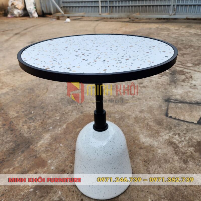 Mẫu bàn trụ sắt chân đá mài sang trọng, bền bỉ cho không gian ngoài trời