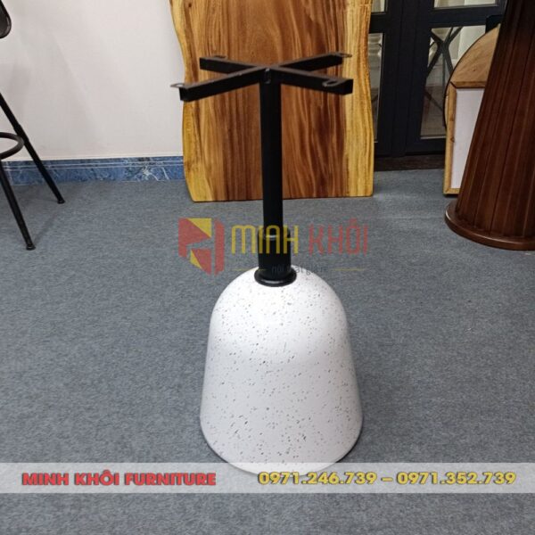 Mẫu bàn trụ sắt chân đá mài sang trọng, bền bỉ cho không gian ngoài trời
