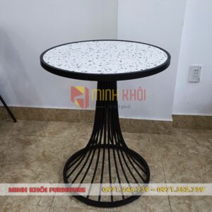 Bàn loa kèn – Mẫu bàn sắt mặt gạch hoa văn sang trọng cho quán cafe