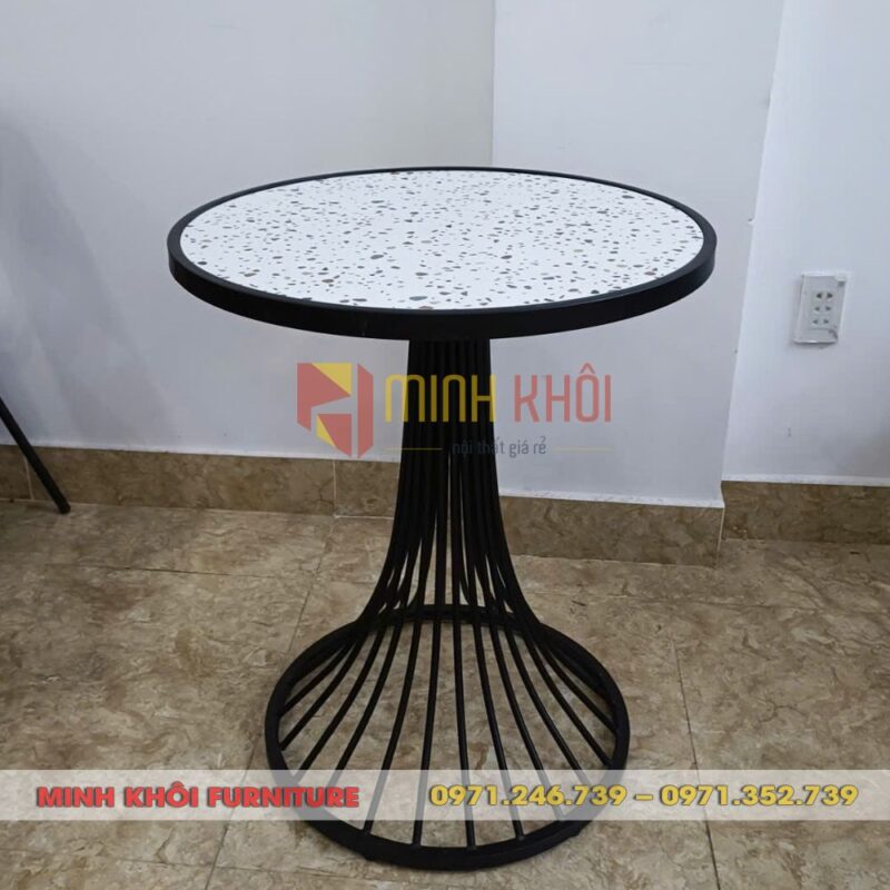 Bàn loa kèn – Mẫu bàn sắt mặt gạch hoa văn sang trọng cho quán cafe