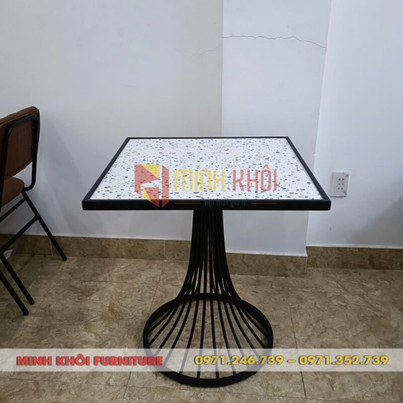 Bàn loa kèn – Mẫu bàn sắt mặt gạch hoa văn sang trọng cho quán cafe