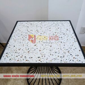 Bàn loa kèn – Mẫu bàn sắt mặt gạch hoa văn sang trọng cho quán cafe