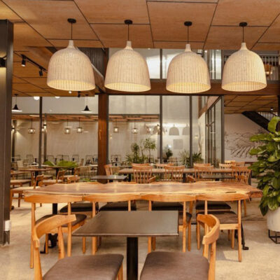 vi sao ban ghe go luon la lua chon hang dau cho quan cafe 01